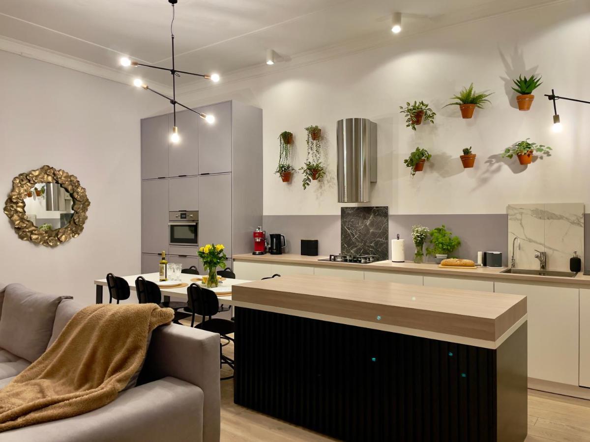Spacious In The Center- Main Square 300m Apartament *
